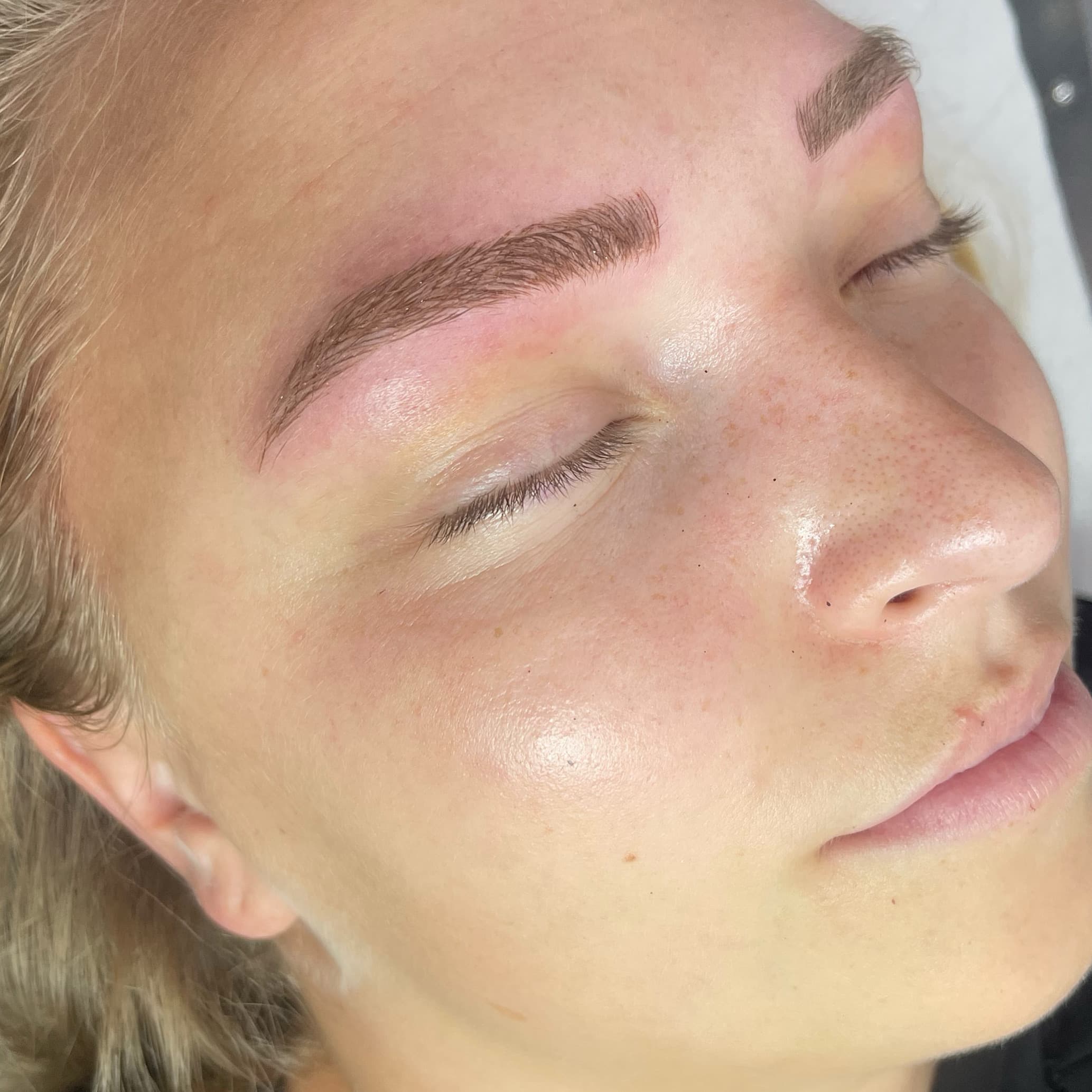 Microblading – natürlich definierte Augenbrauen bei Pocahontas Beauty