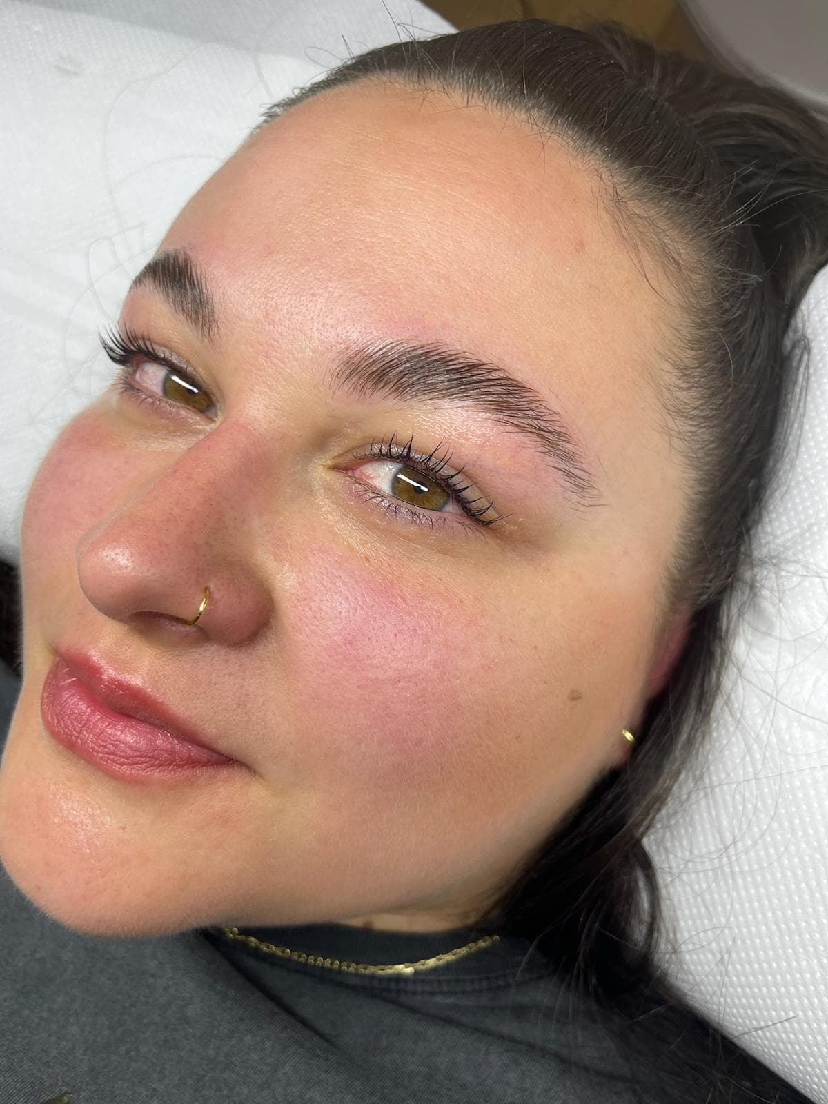 Augenbrauenlifting Ergebnis – definierte Brauen